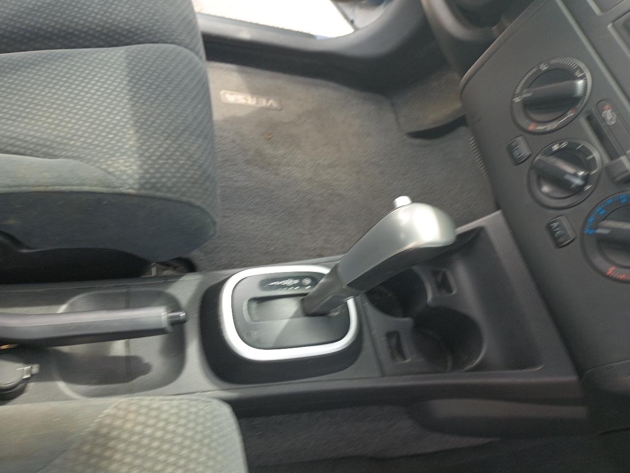 Nissan Versa 1.8 SL Hatchback 2012