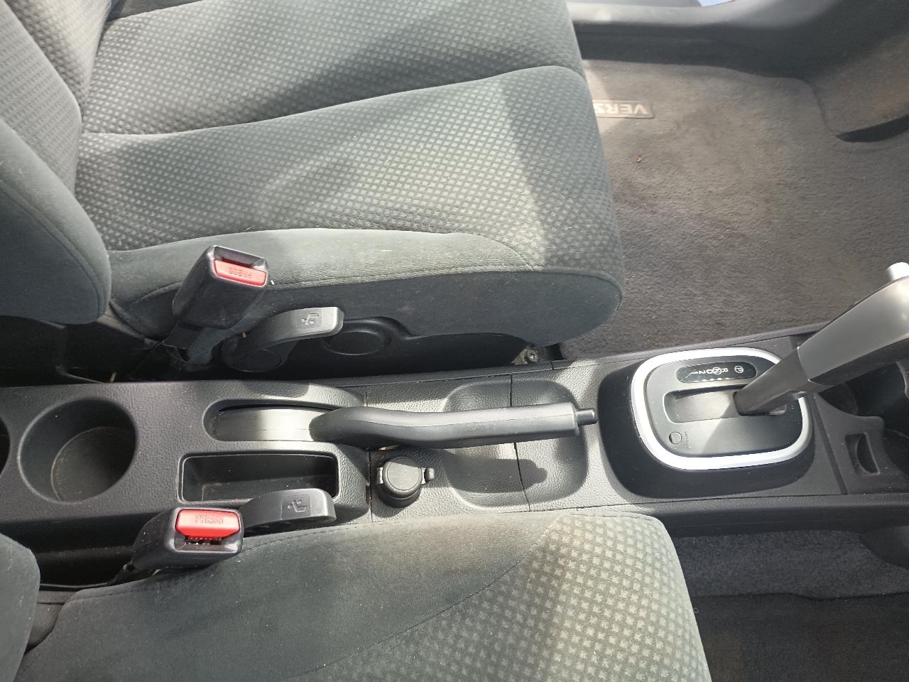 Nissan Versa 1.8 SL Hatchback 2012