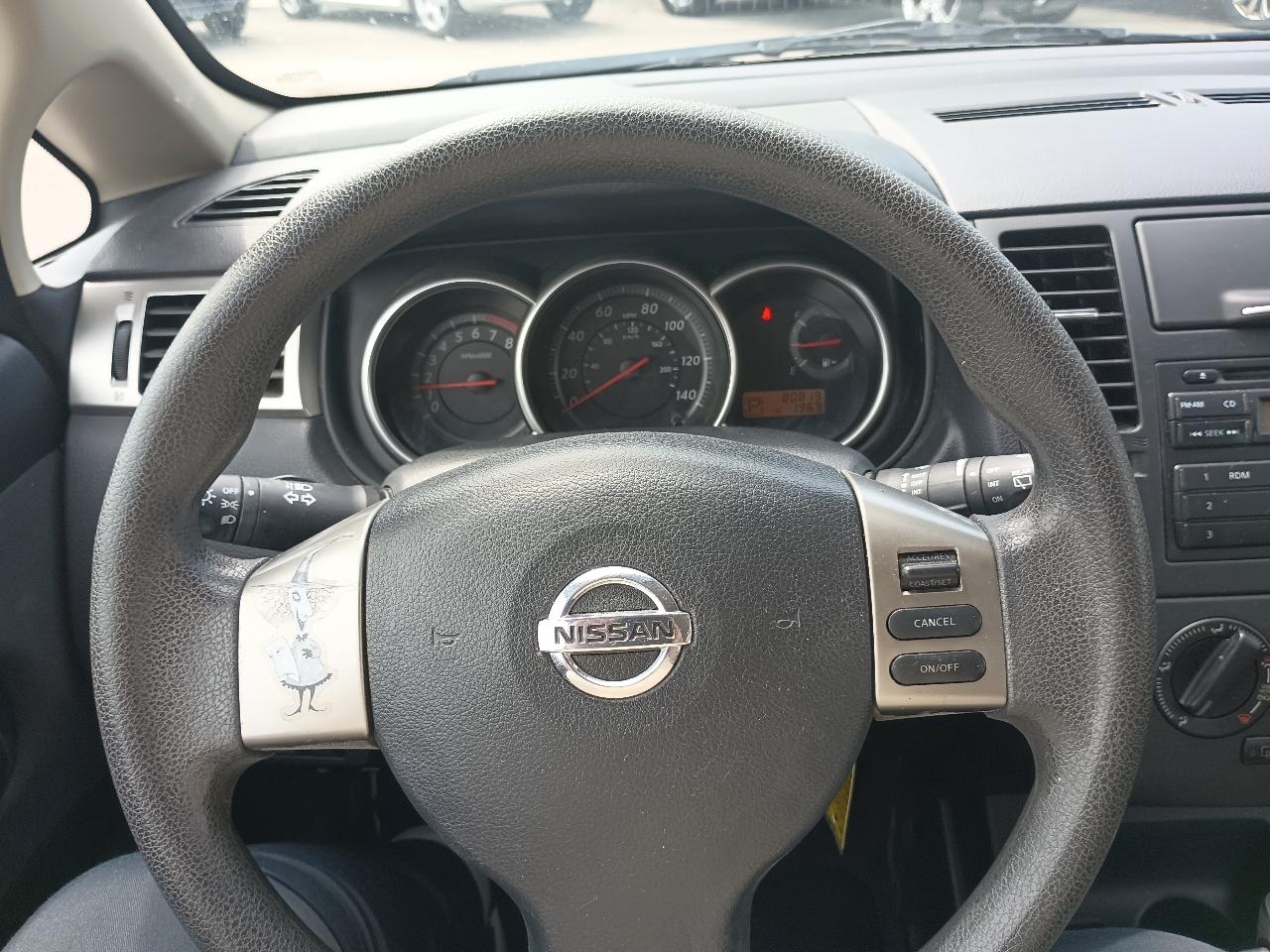 Nissan Versa 1.8 SL Hatchback 2012