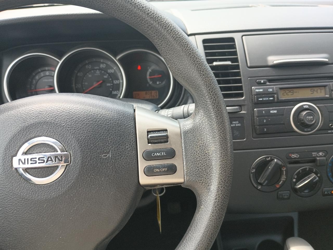 Nissan Versa 1.8 SL Hatchback 2012