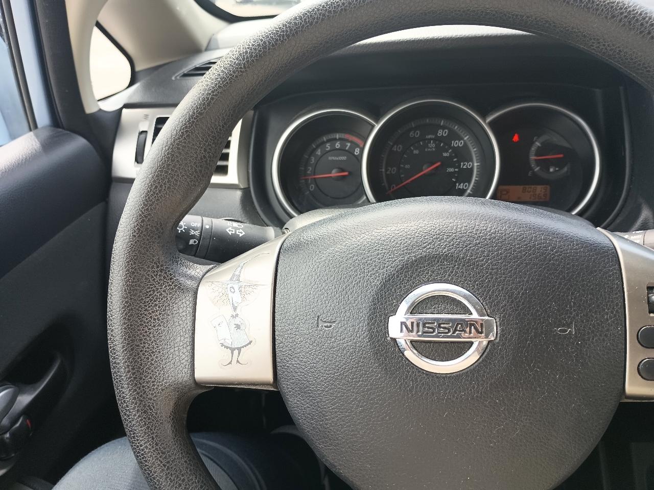 Nissan Versa 1.8 SL Hatchback 2012
