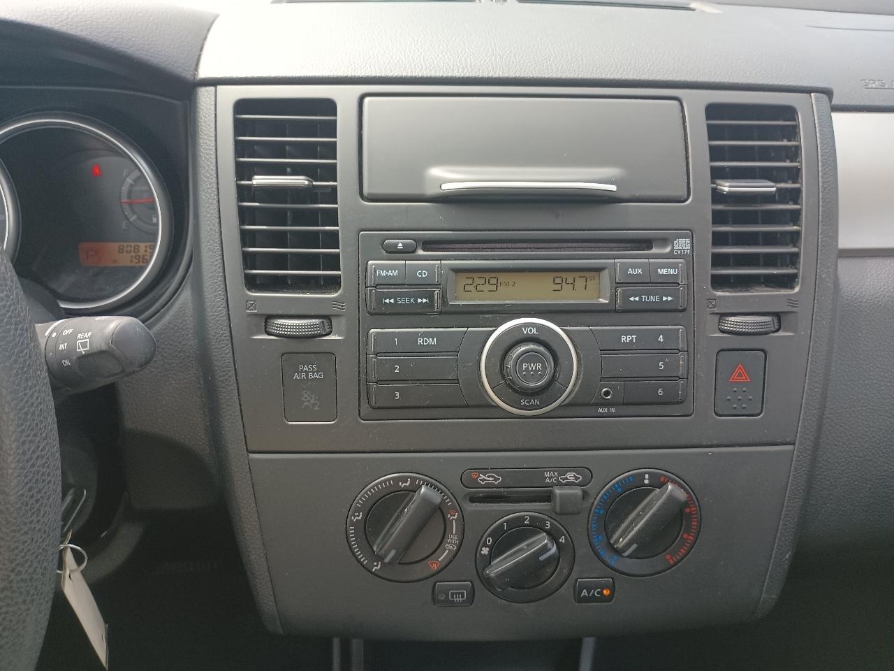 Nissan Versa 1.8 SL Hatchback 2012