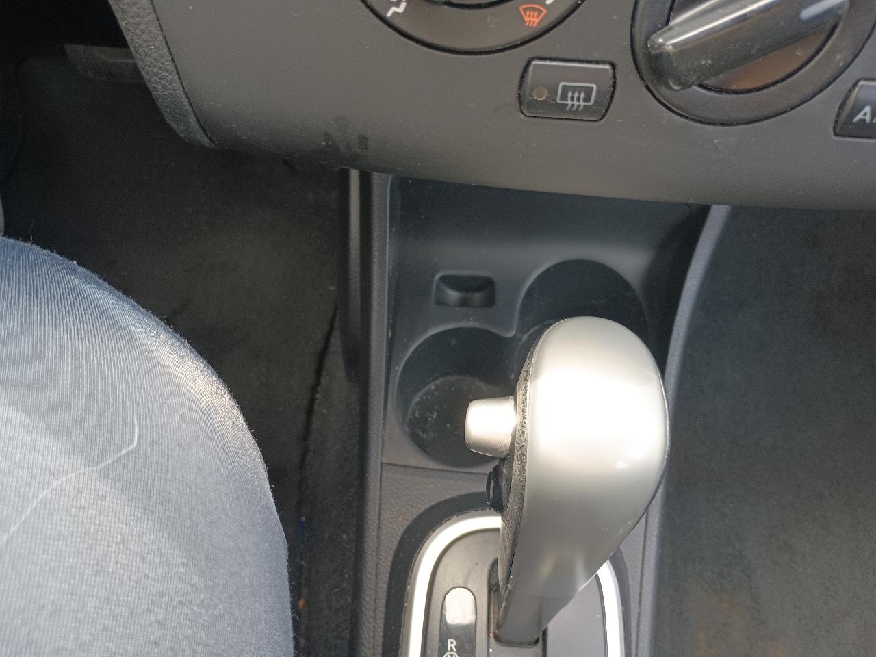Nissan Versa 1.8 SL Hatchback 2012