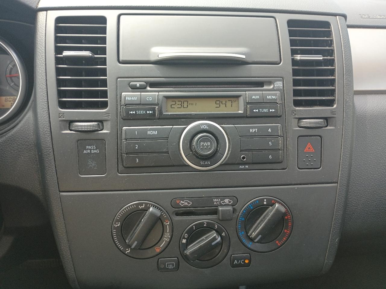 Nissan Versa 1.8 SL Hatchback 2012
