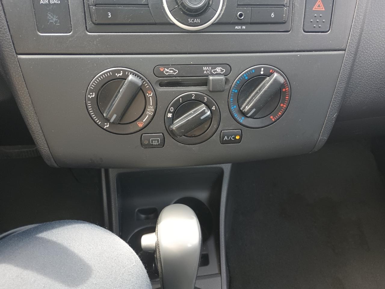 Nissan Versa 1.8 SL Hatchback 2012
