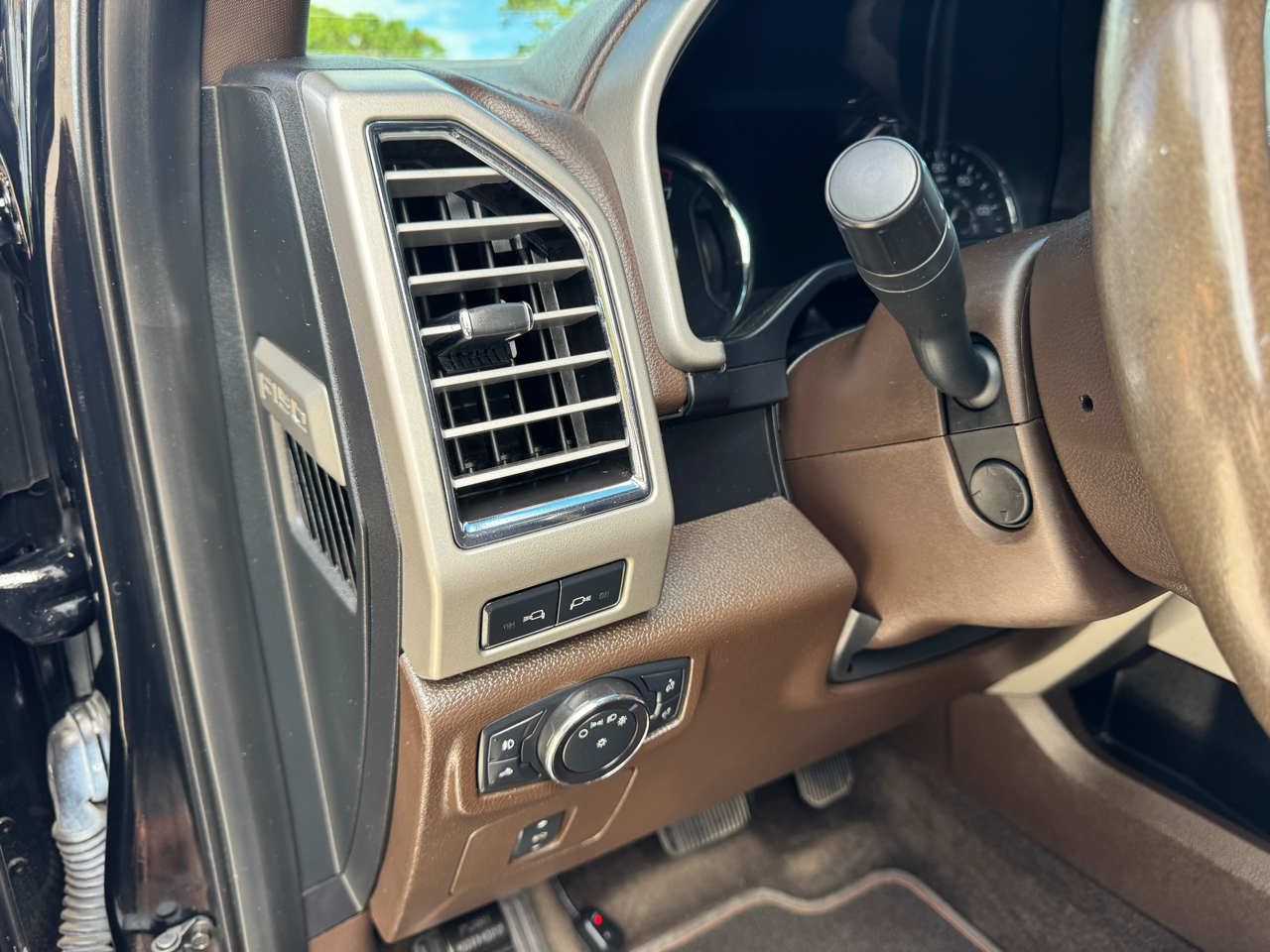 Ford F-150 King Ranch 4WD SuperCrew 5.5' Box 2017 Ford F-150 King Ranch 4WD SuperCrew 5.5' Box 2017