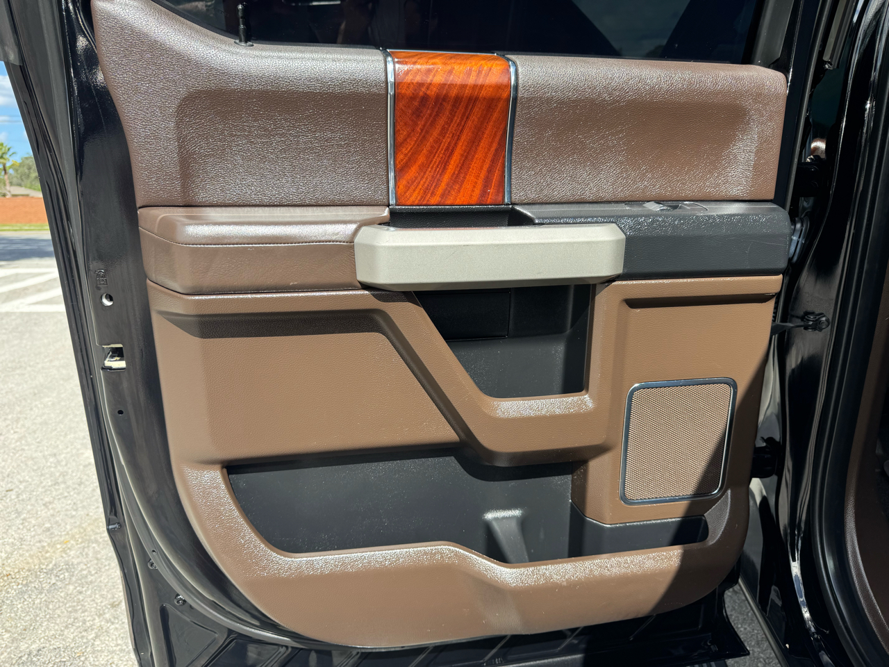 Ford F-150 King Ranch 4WD SuperCrew 5.5' Box 2017 Ford F-150 King Ranch 4WD SuperCrew 5.5' Box 2017