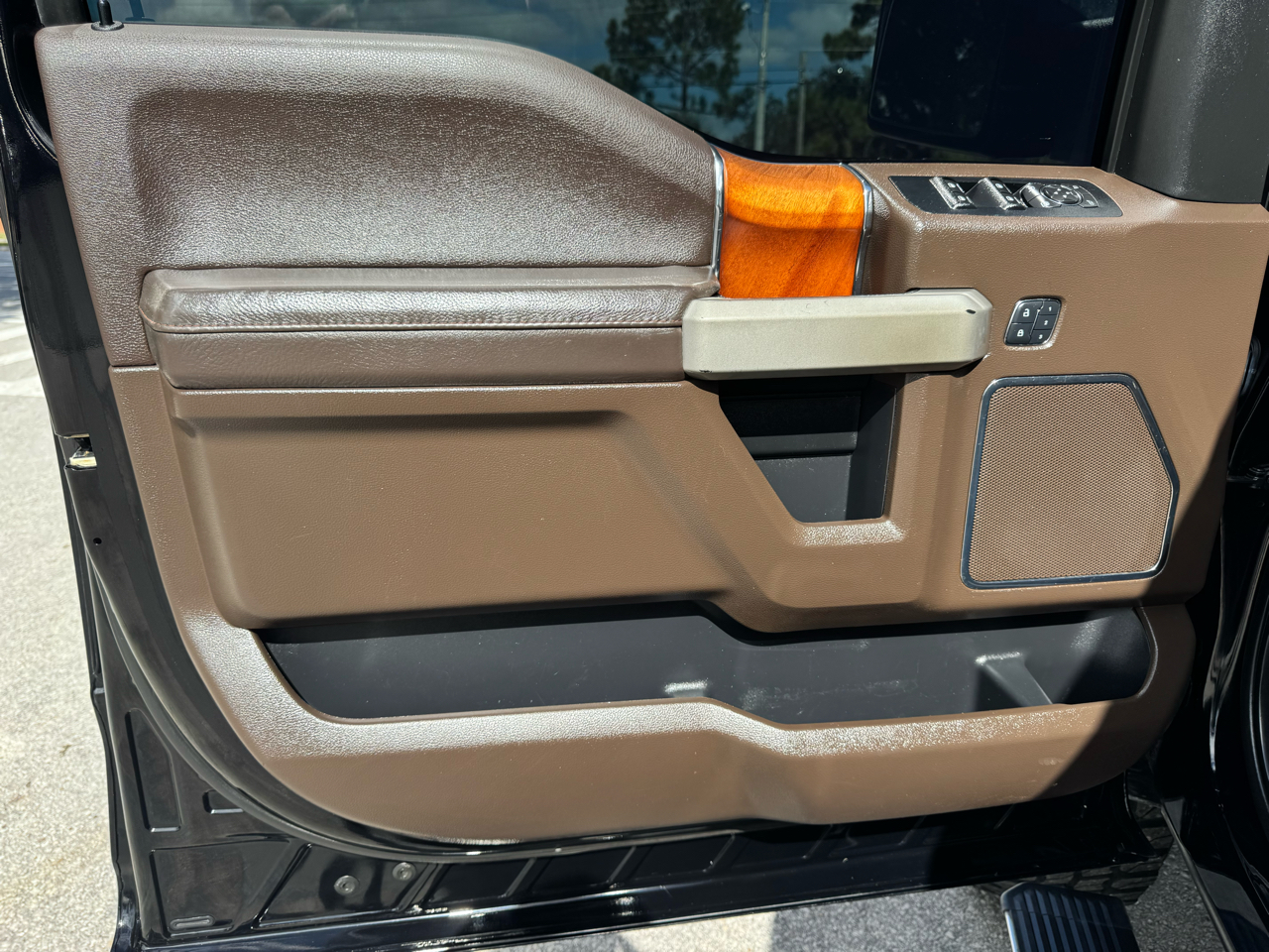 Ford F-150 King Ranch 4WD SuperCrew 5.5' Box 2017 Ford F-150 King Ranch 4WD SuperCrew 5.5' Box 2017