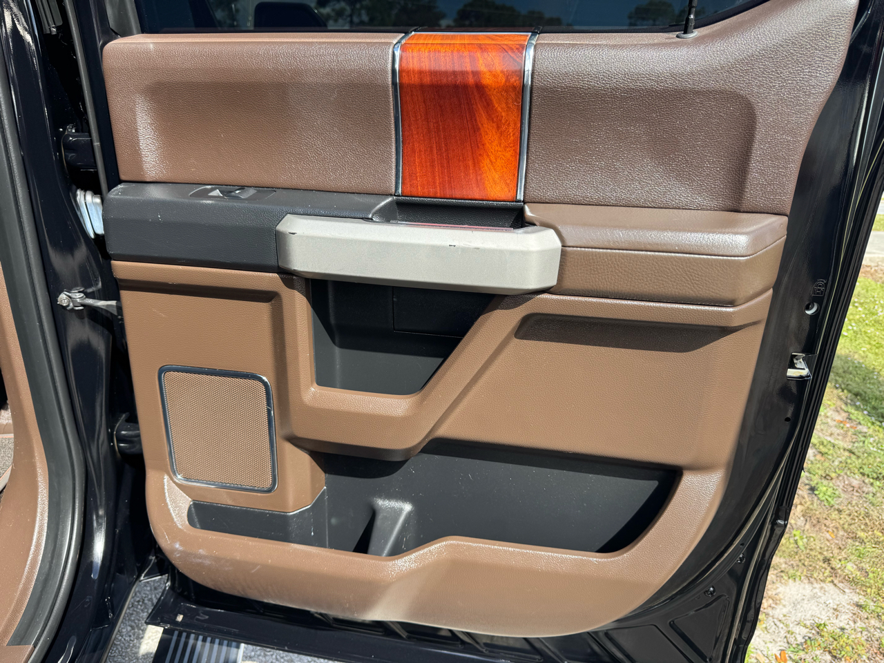 Ford F-150 King Ranch 4WD SuperCrew 5.5' Box 2017 Ford F-150 King Ranch 4WD SuperCrew 5.5' Box 2017