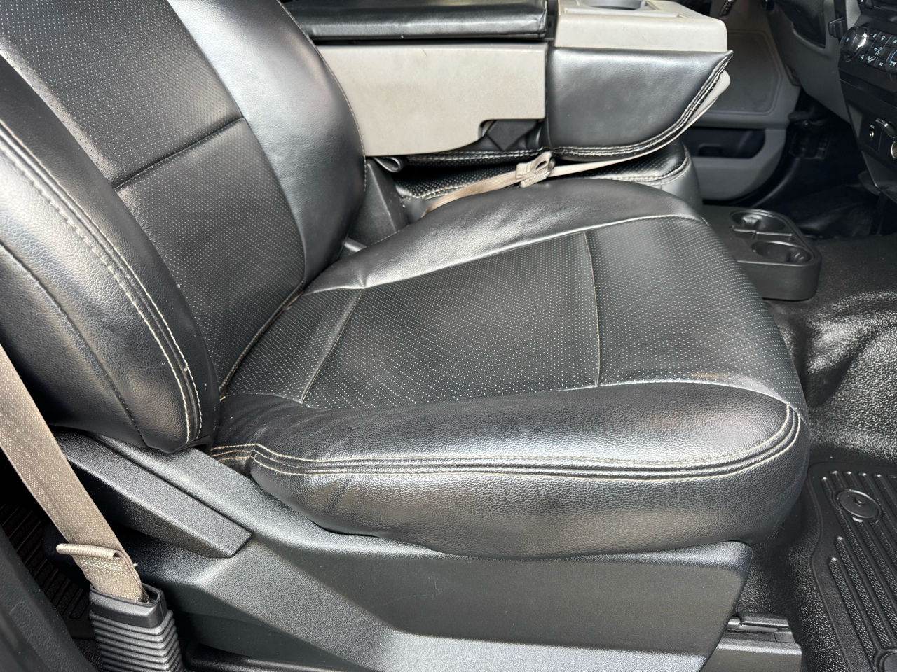 Ford Super Duty F-450 DRW XLT 4WD Crew Cab 8' Box 2017