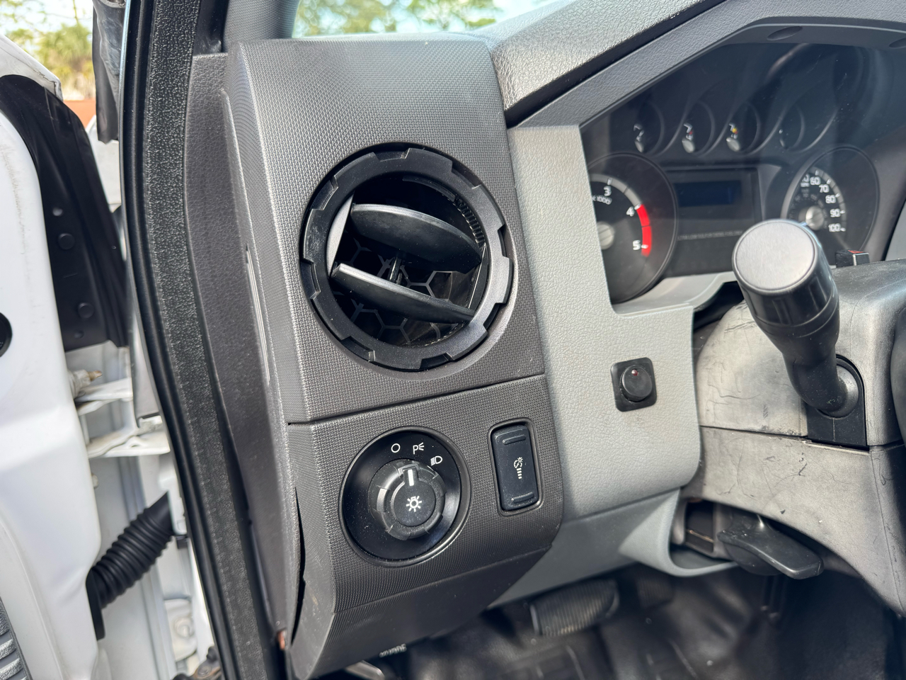 Ford Super Duty F-550 DRW 4WD Crew Cab 176" WB 60" CA XL 2015