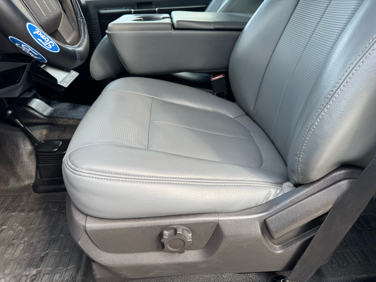 Ford Super Duty F-550 DRW 4WD Crew Cab 176" WB 60" CA XL 2015