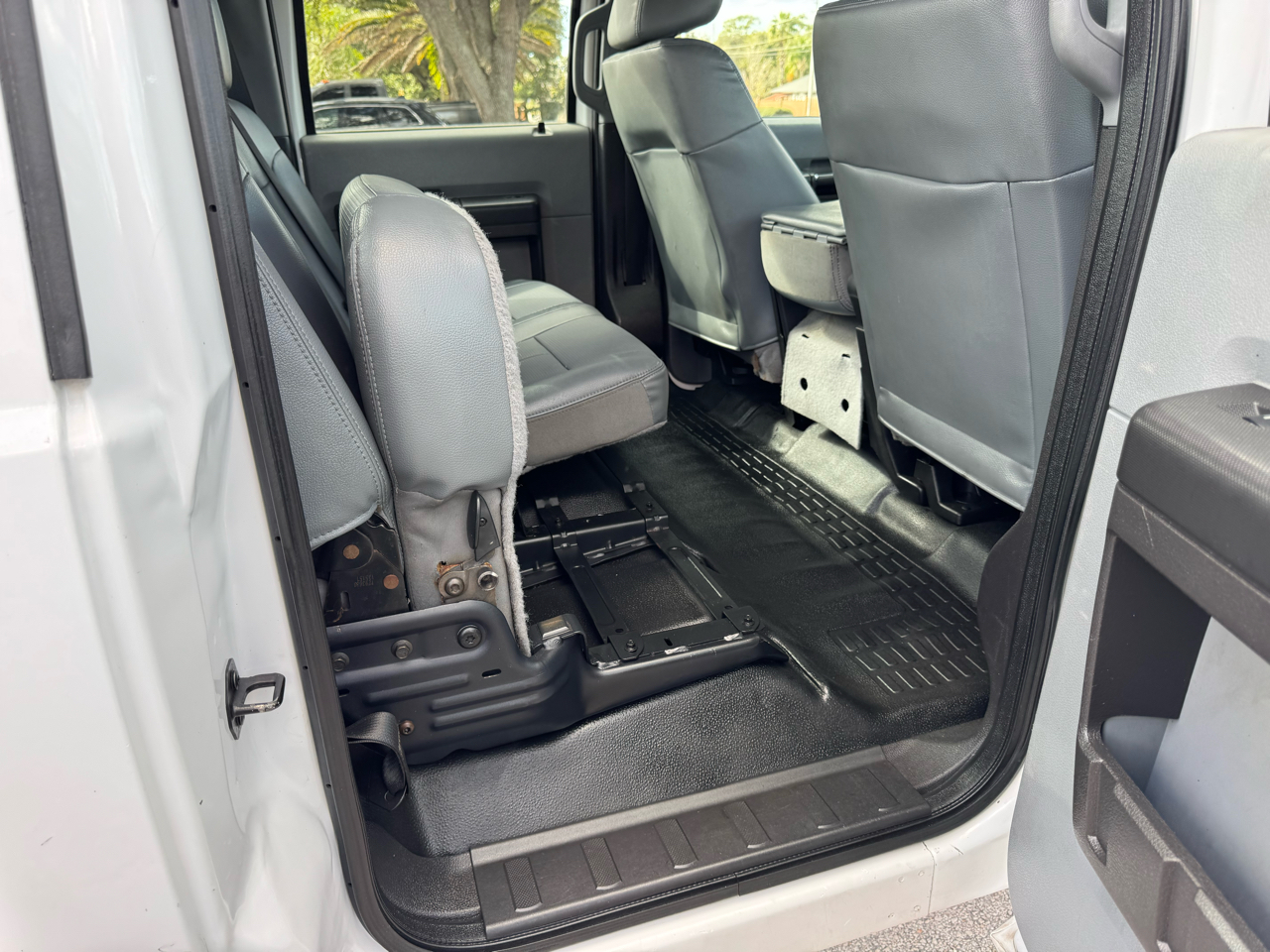 Ford Super Duty F-550 DRW 4WD Crew Cab 176" WB 60" CA XL 2015