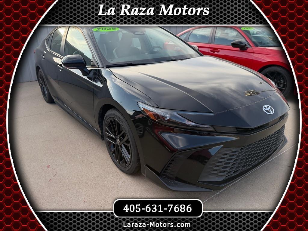 Toyota Camry Hybrid XLE 2025