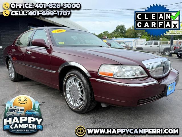 Dark Cherry Metallic 2006 Lincoln Town Car Sedan Rear-Wheel Drive Automatic