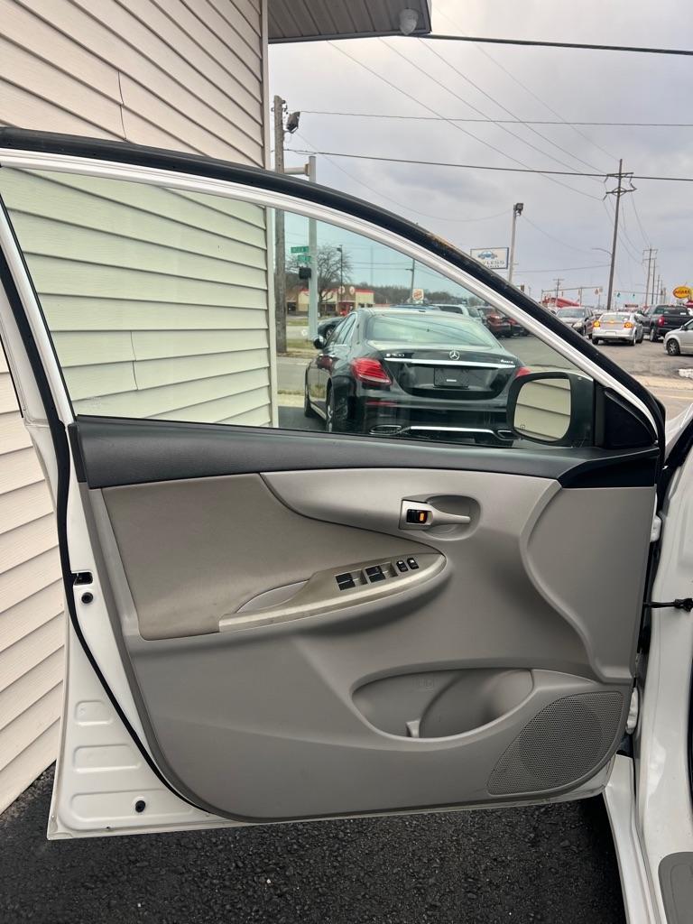 Toyota Corolla S 5-Speed MT 2012