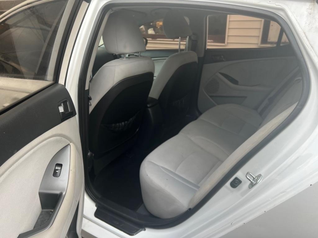 Kia Optima LX MT 2012