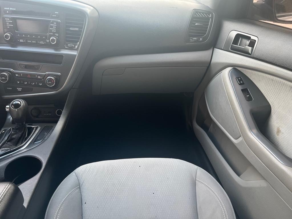 Kia Optima LX MT 2012