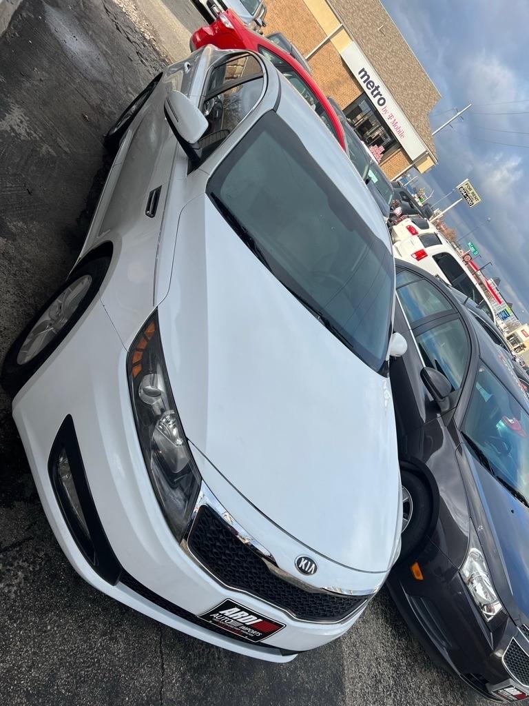 Kia Optima LX MT 2012