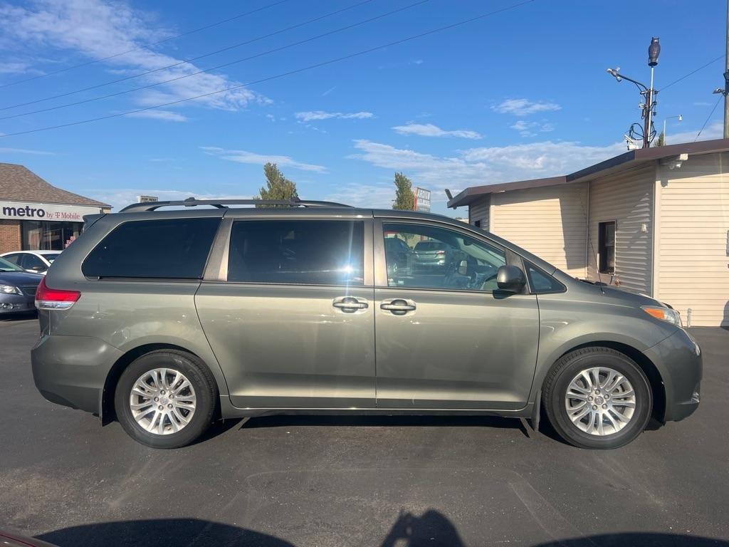 Toyota Sienna XLE FWD 8-Passenger V6 2012