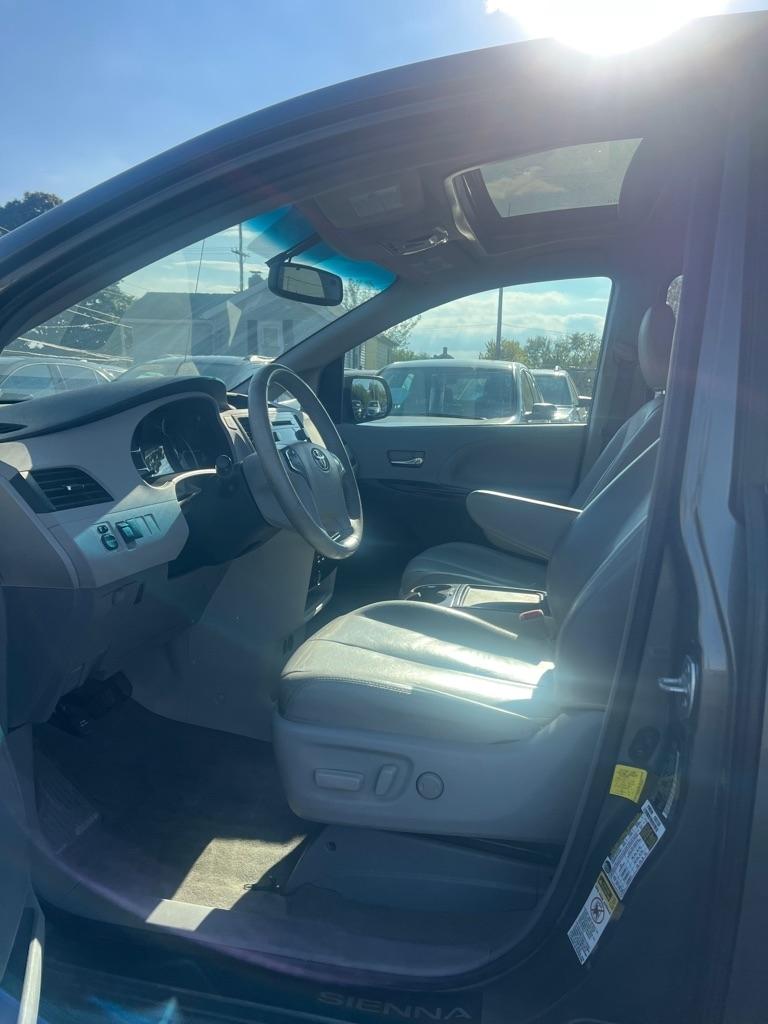 Toyota Sienna XLE FWD 8-Passenger V6 2012
