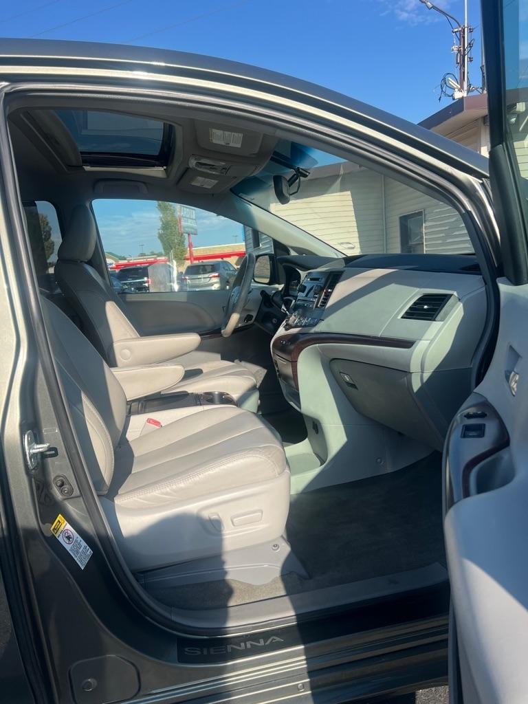 Toyota Sienna XLE FWD 8-Passenger V6 2012