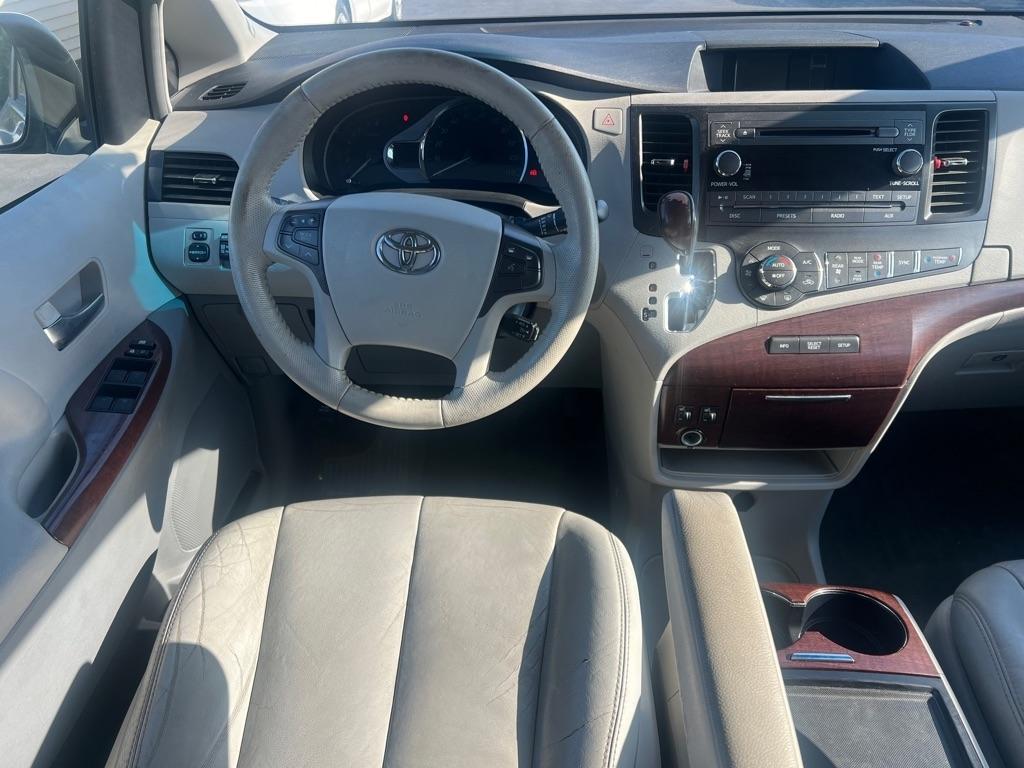 Toyota Sienna XLE FWD 8-Passenger V6 2012