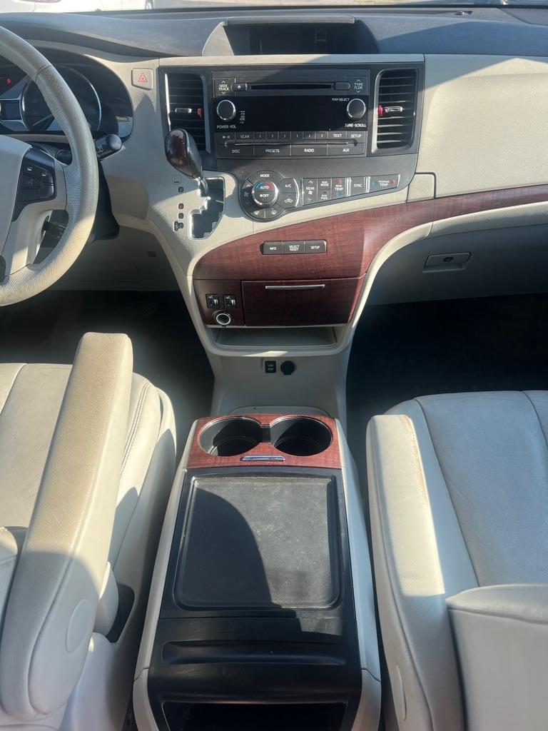 Toyota Sienna XLE FWD 8-Passenger V6 2012