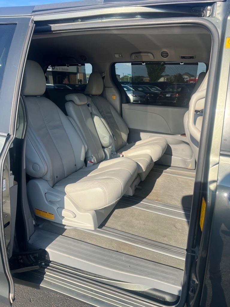 Toyota Sienna XLE FWD 8-Passenger V6 2012