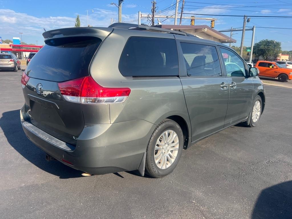 Toyota Sienna XLE FWD 8-Passenger V6 2012