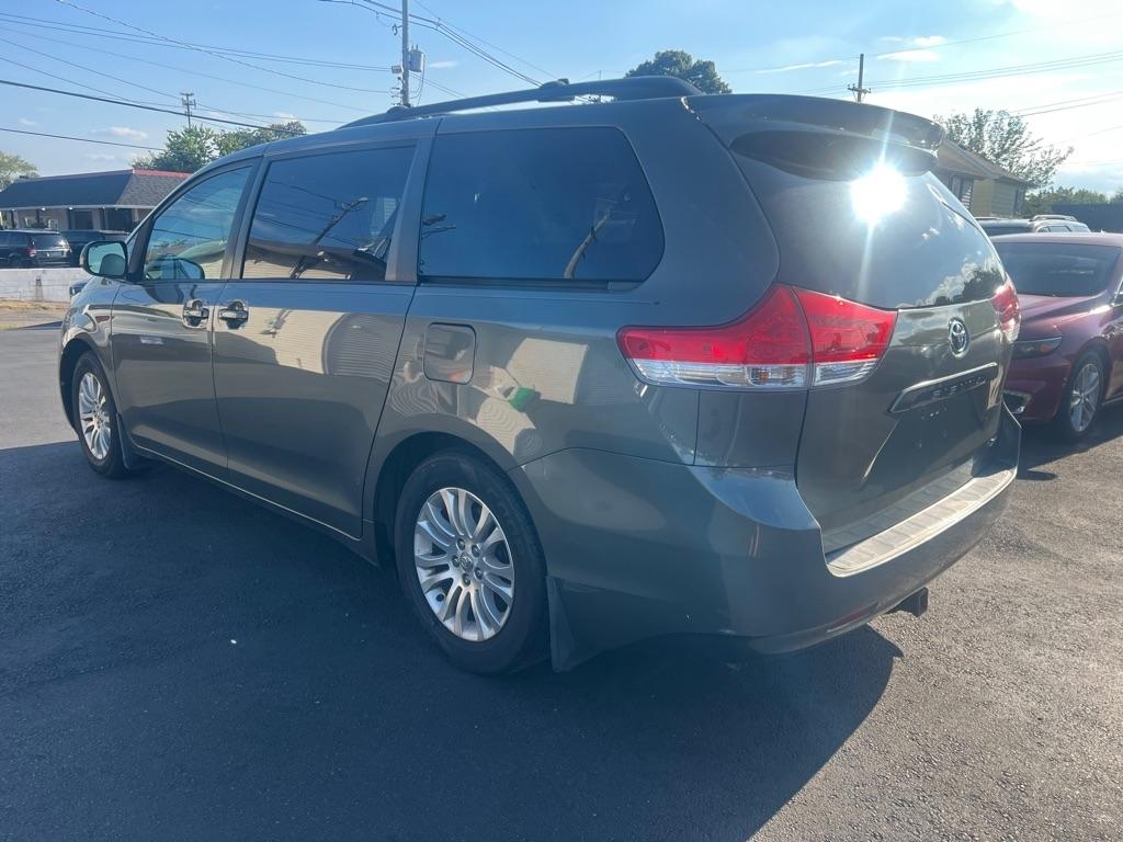 Toyota Sienna XLE FWD 8-Passenger V6 2012