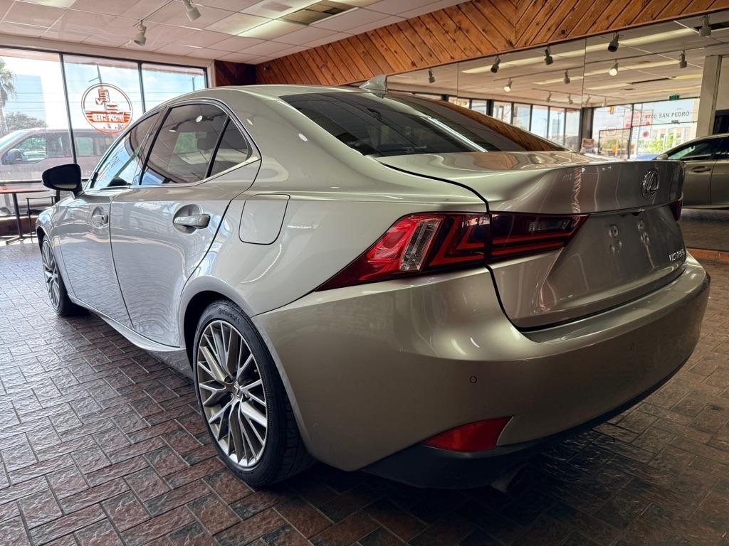 Lexus IS  2015