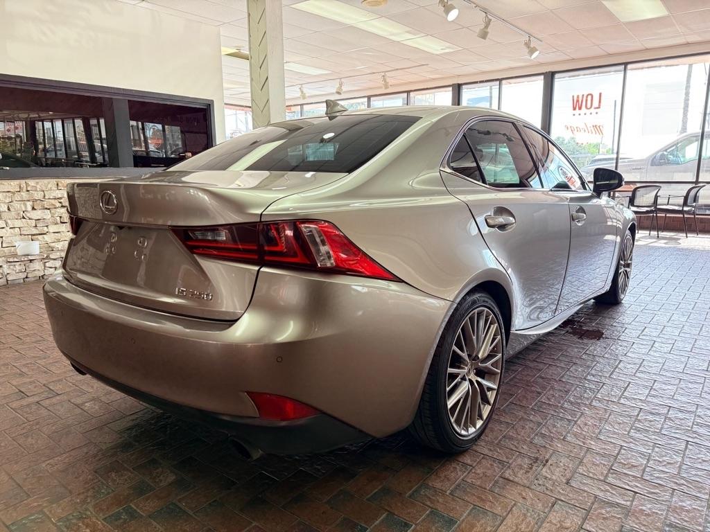Lexus IS  2015