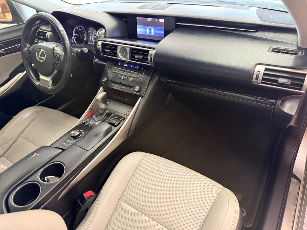 Lexus IS  2015