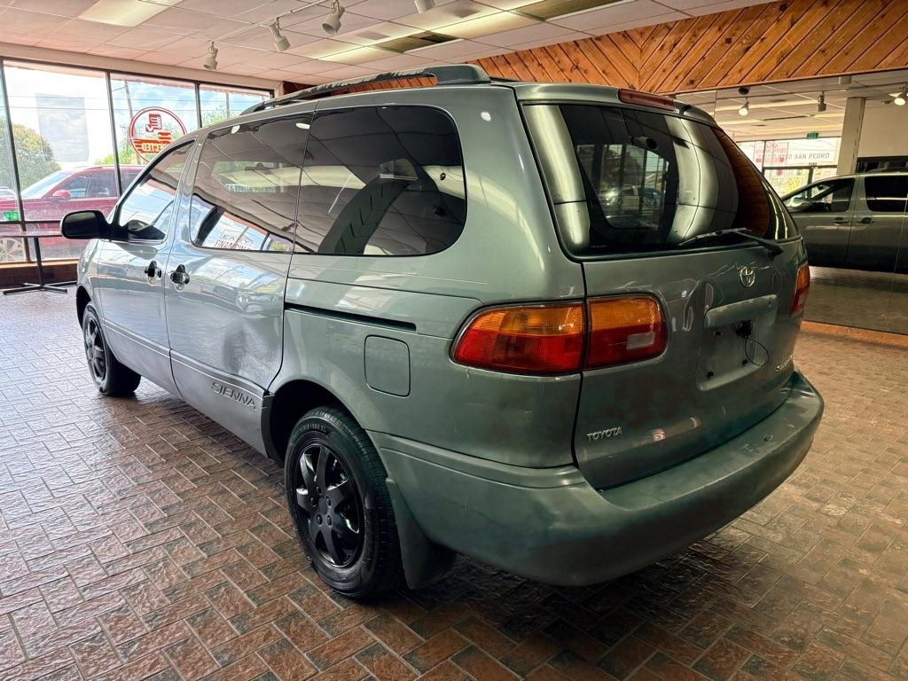 Toyota Sienna  2000
