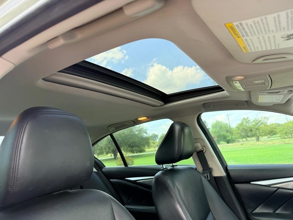 Infiniti Q50 photo 13