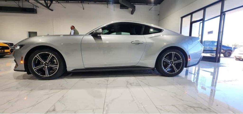 Ford Mustang EcoBoost Coupe 2024