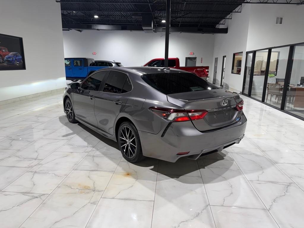 Toyota Camry SE 2021