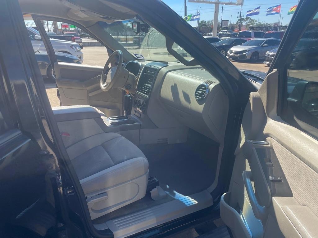 Ford Explorer XLT 4.0L 2WD 2006