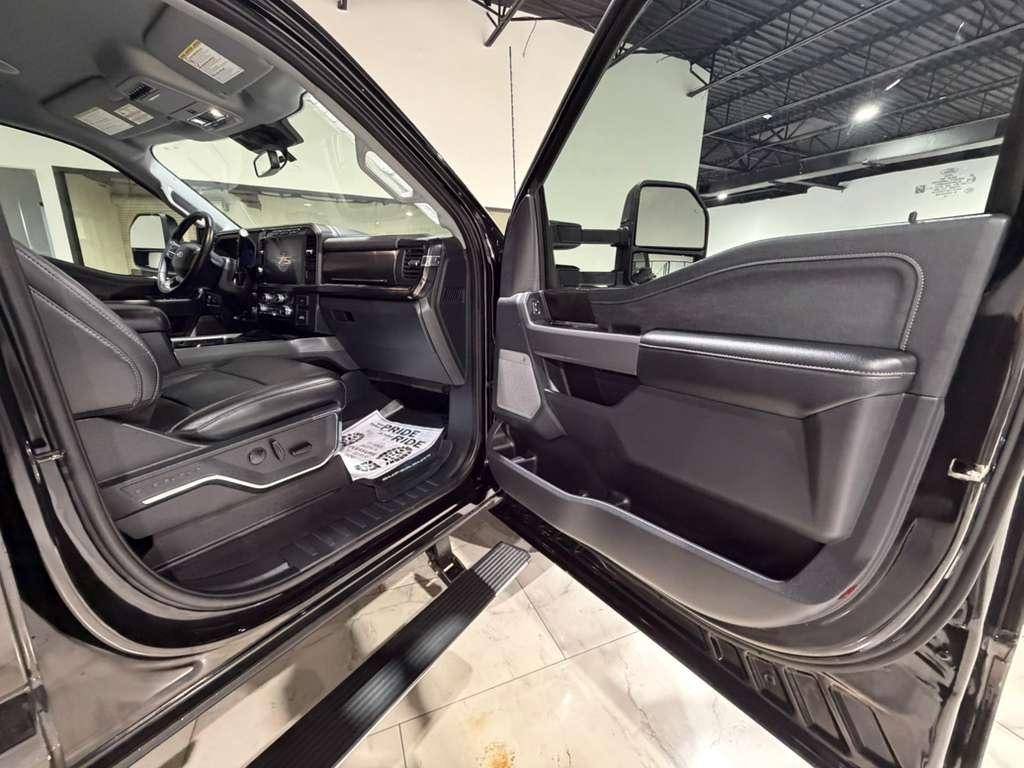 Ford F-250 SD Lariat Crew Cab 4WD 2023