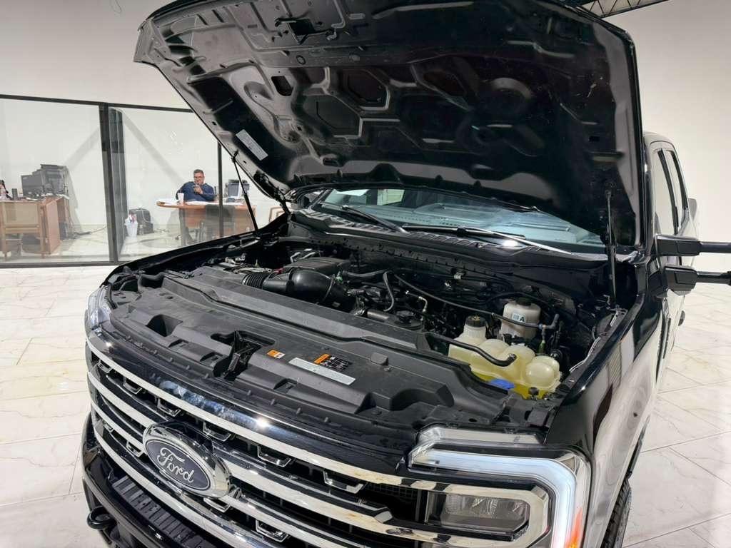Ford F-250 SD Lariat Crew Cab 4WD 2023