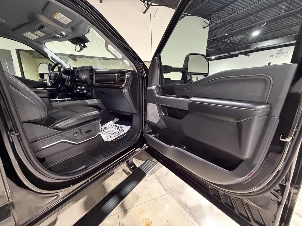 Ford F-250 SD Lariat Crew Cab 4WD 2023