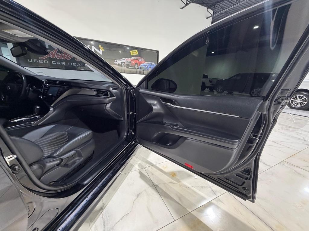 Toyota Camry SE 2020