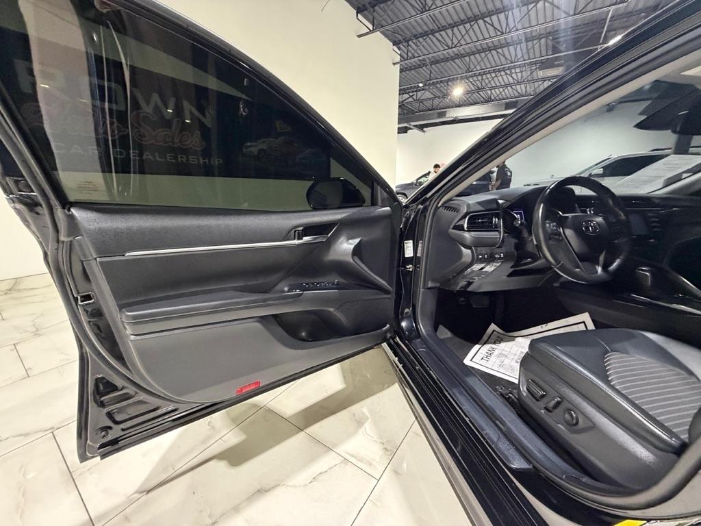 Toyota Camry SE 2020