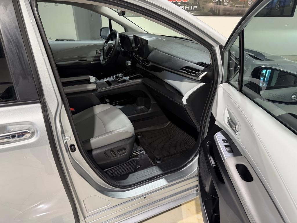 Toyota Sienna XLE 7-Passenger 2025