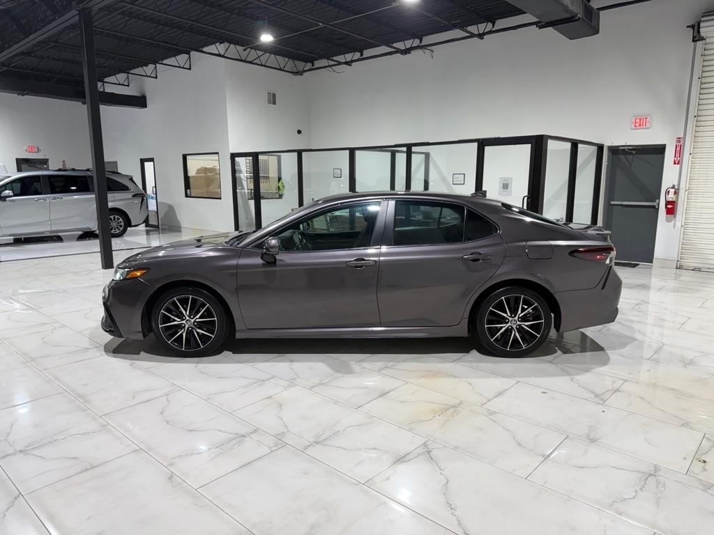 Toyota Camry SE 2022
