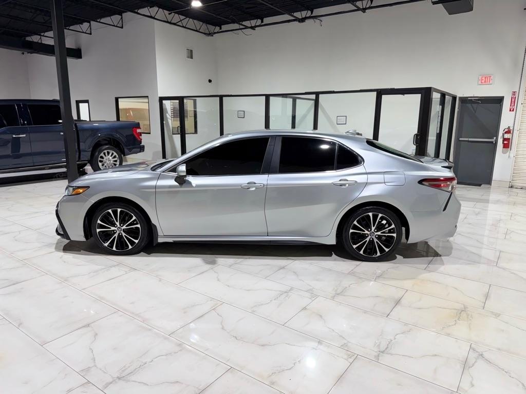 Toyota Camry SE 2021