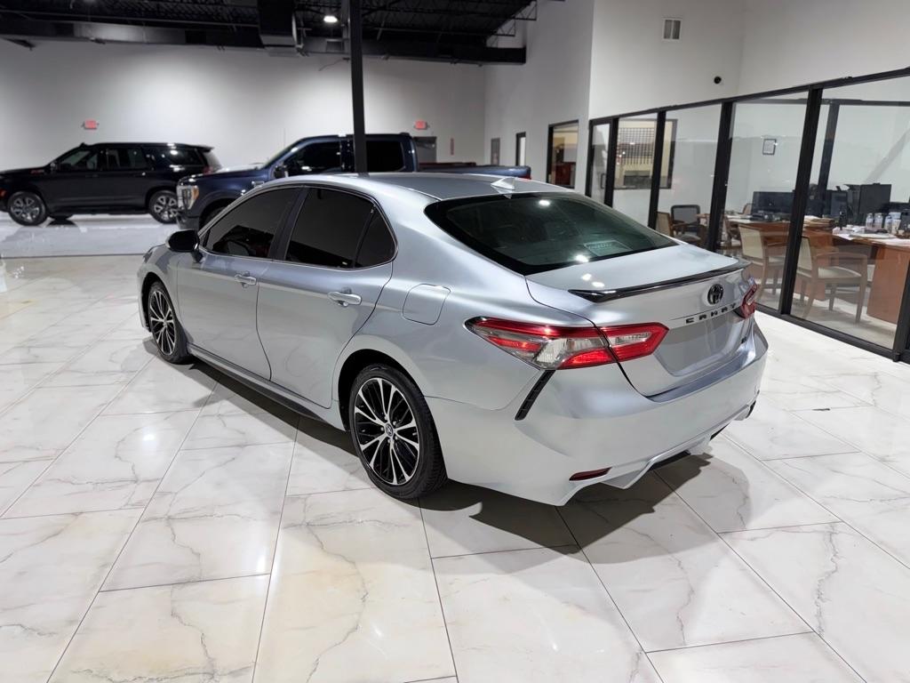Toyota Camry SE 2021