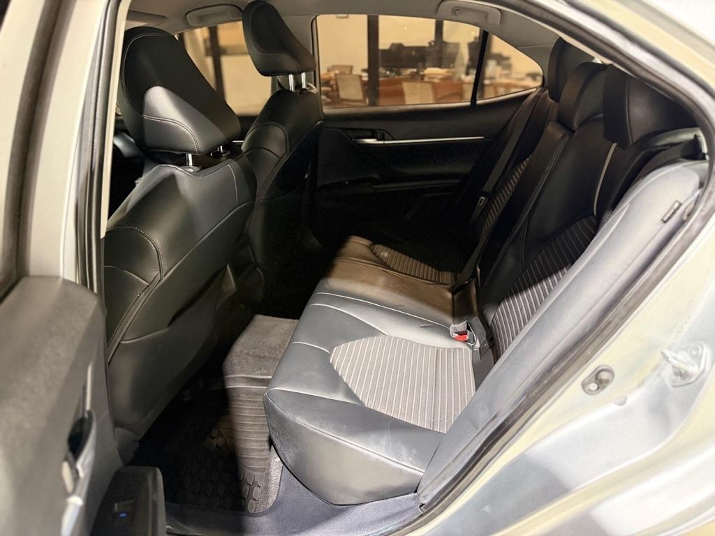 Toyota Camry SE 2021