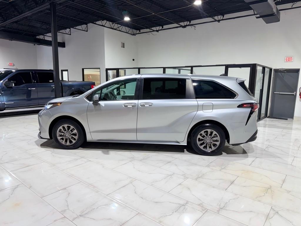Toyota Sienna LE 8-Passenger 2023